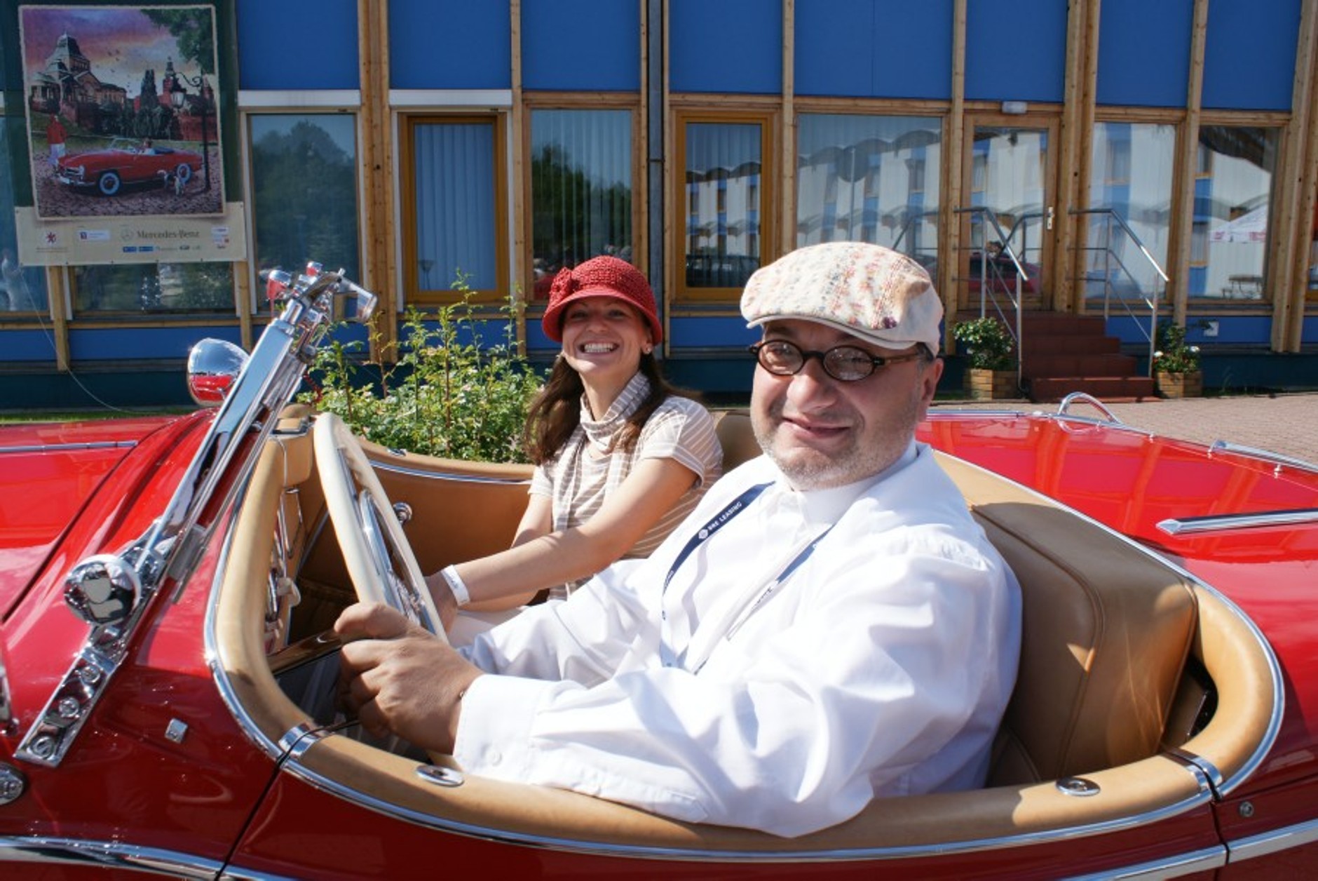 Mercedesy z żaglowcami w tle