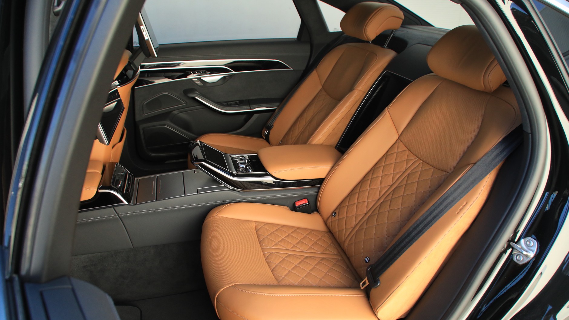 Audi A8  nie jest wcale najbardziej komfortowym, ani najdroższym autem w tym segmencie. To raczej dosyć konserwatywny wybór, bo ten model ma znacznie dłuższy staż rynkowy od konkurentów w tym segmencie.