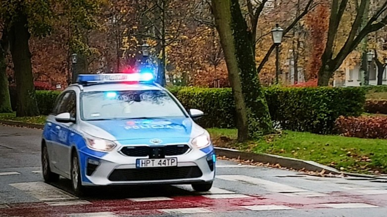 Obraz pochodzący z serwisu https://elk.policja.gov.pl/o05/aktualnosci/119126,Policjanci-pomogli-kierowcy-po-awarii-samochodu-Okazalo-sie-ze-wsiadajac-za-kier.html