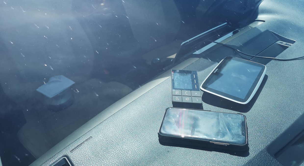 Nie zostawiaj telefonu w aucie podczas upału!