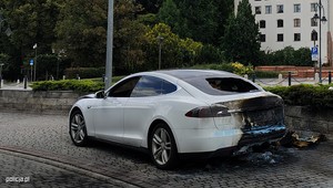 Tesla Model S paliła się w Brzegu. Zebrany materiał nie budził wątpliwości