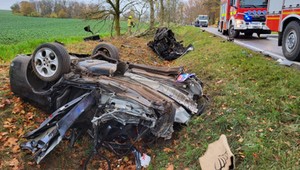 Śmiertelny wypadek koło Giżycka. Alfa Romeo dosłownie się rozpadła. Części były porozrzucane po okolicy