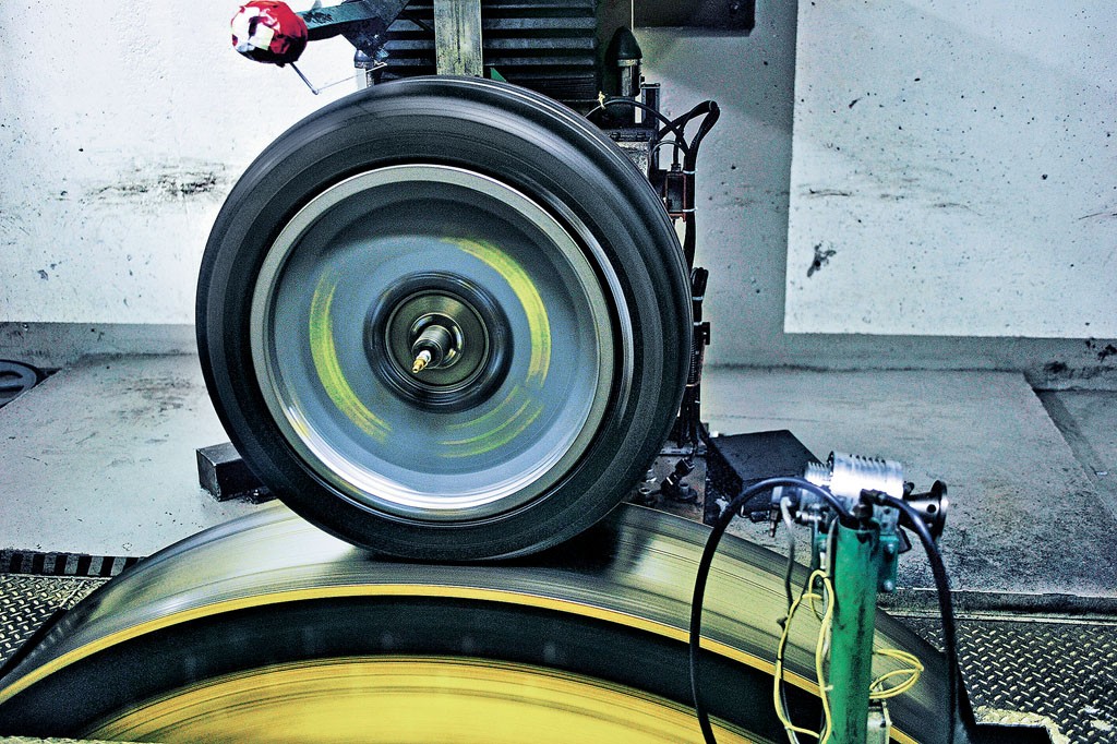 Podczas prób stanowiskowych da się badać nie tylko opory toczenia, ale też można oszacować trwałość opon.