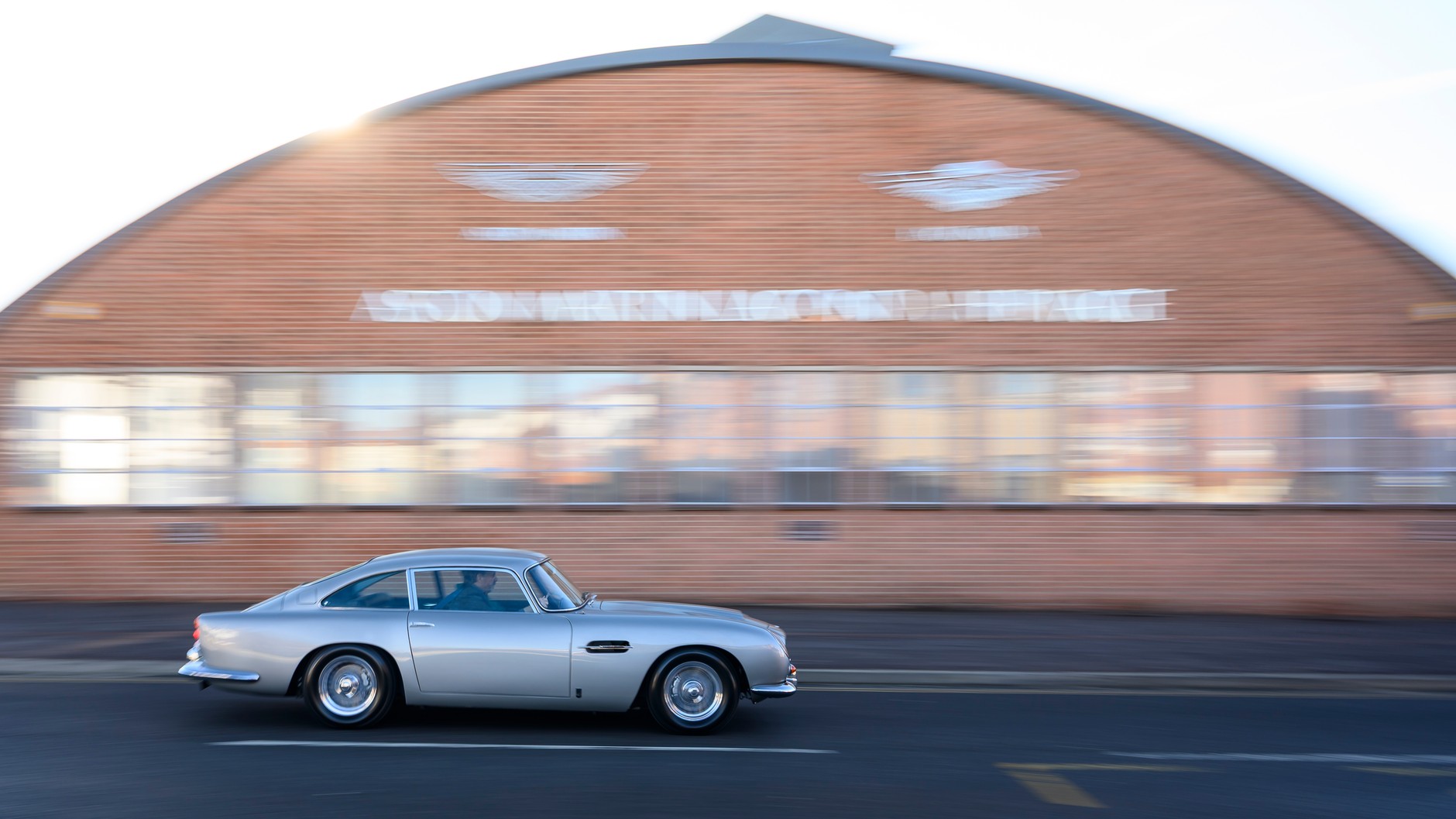 Aston Martin DB5 Vantage z 1965 r. wyremontowany po 45-letnim postoju na dworze