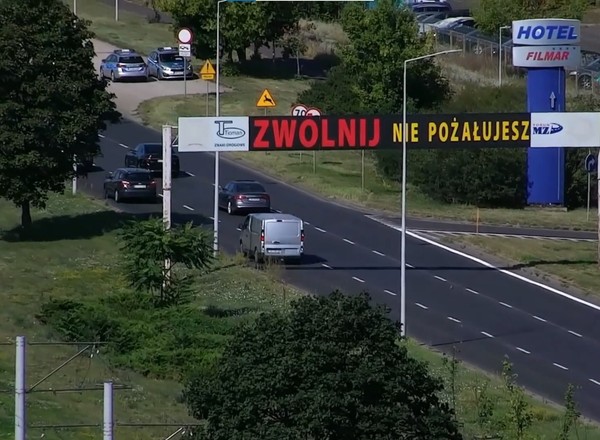 Napis "zwolnij, nie pożałujesz", a za nim patrol policji. Mundurowi i tak mieli co robić [WIDEO]