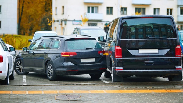 Szkoda parkingowa. Wyjaśniamy, jak uniknąć mandatu i co zrobić, gdy jesteś poszkodowany