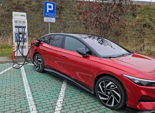 Kierowcy aut spalinowych kontra elektrycznych. Skąd bierze się niechęć do napędu zeroemisyjnego