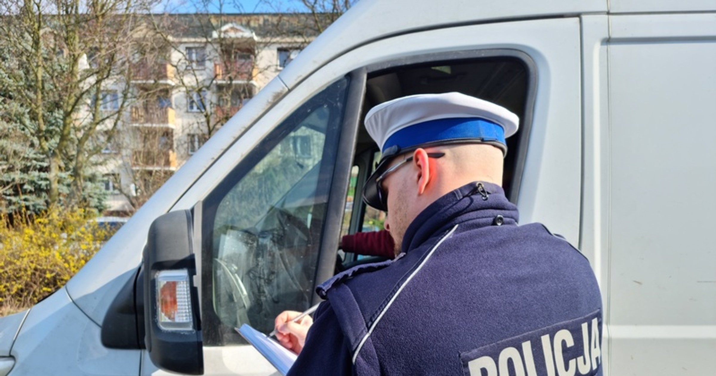 Robili to podczas jazdy. Byli tak zajęci, że nie zauważyli policjantów