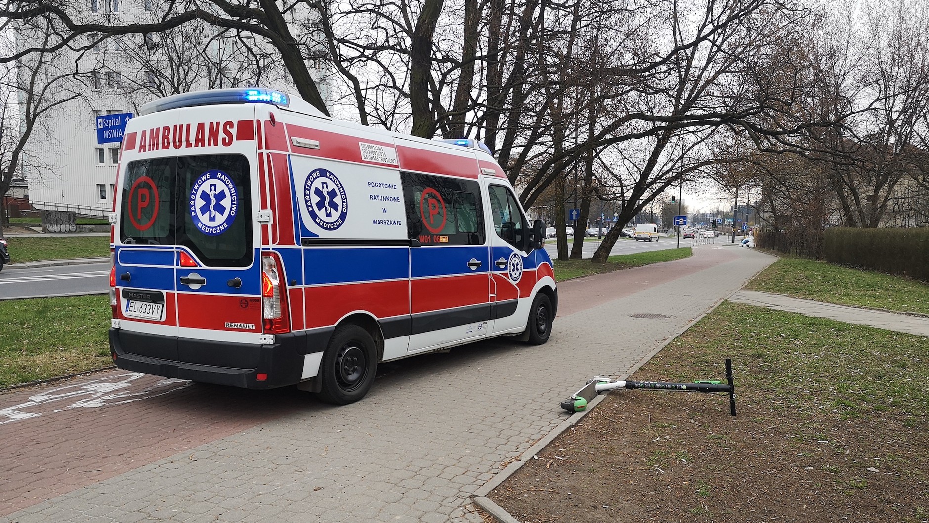 Hulajnoga elektryczna jest niebezpiecznym środkiem transportu (prędkość, małe kółka) – bardziej niebezpieczny jest chyba tylko monocykl elektryczny bez kierownicy