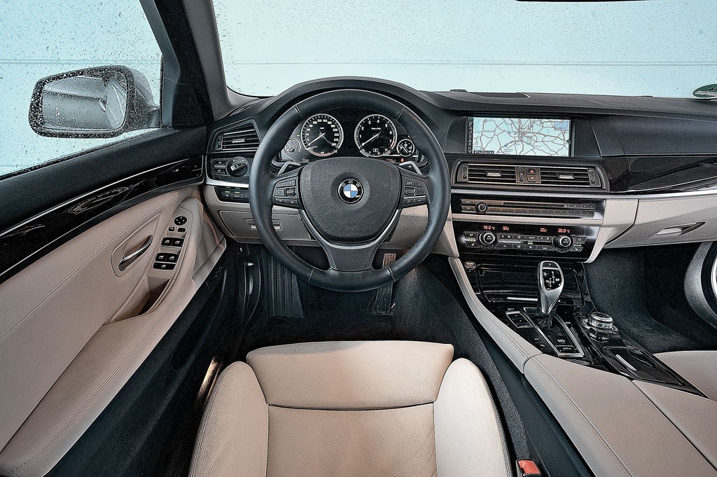 Nasz „Maratończyk” był wyposażony w różne systemy bezpieczeństwa – m.in. asystent pasa ruchu i system przeciwkolizyjny. Fotele są wygodne, a opcjonalna nawigacja ma duży kolorowy wyświetlacz i co najważniejsze – dobrze prowadzi do celu