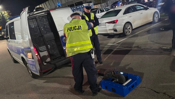 Policyjna kontrola hulajnogi na mobilnej hamowni