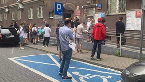 Pandemiczne absurdy. W urzędzie numerki ''z ręki'', tablica w oknie