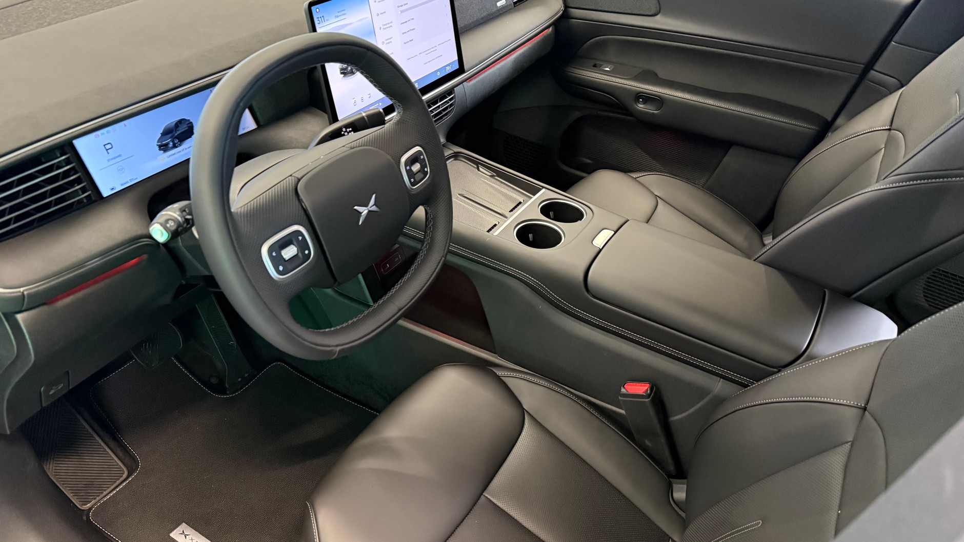 XPeng G6 – to już wyższa półka i mały ekranik jest zabudowany. Tablet na środku deski rozdzielczej pozostaje obowiązkowy