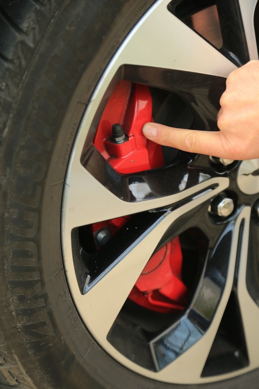 Ford Mustang Mach-E 98 kWh ma skuteczne hamulce, ale stopniowanie siły hamowania wymaga przyzwyczajenia.
