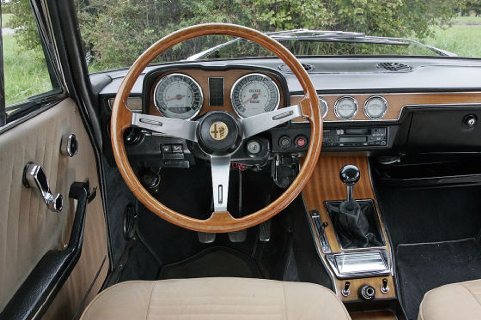 Dużo drewna obicia w kolorze kawy z mlekiem i piękne instrumenty.