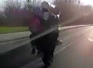 "Nakrył się" motocyklem. Jechał z pasażerką