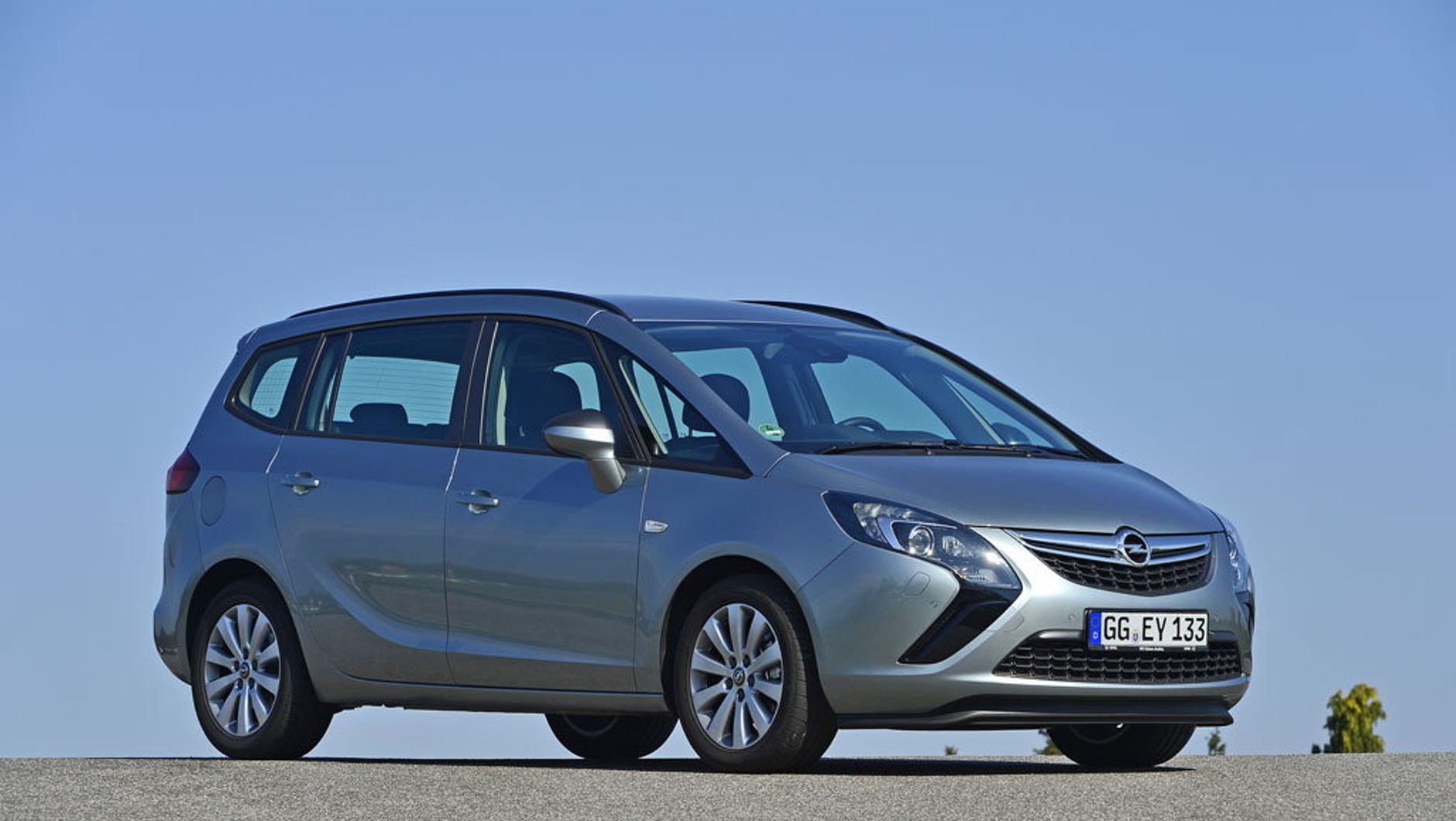 Opel Zafira w ostatniej generacji zdecydowanie wyładniał. Ten samochód może się podobać, w dodatku jest tani i prosty w naprawach