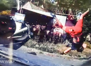 Motocyklista przeleciał przez auto; okazało się, że jest poszukiwany