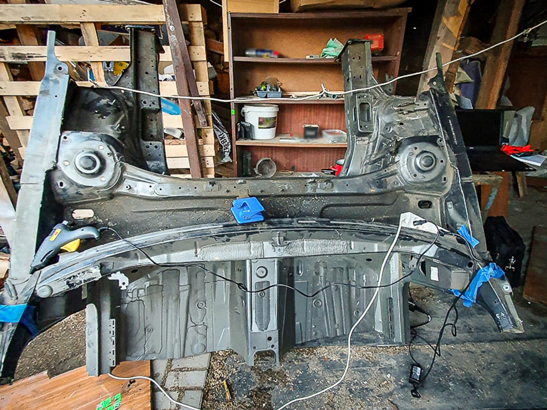 Funkcjonariusze znaleźli rozebranego Passata