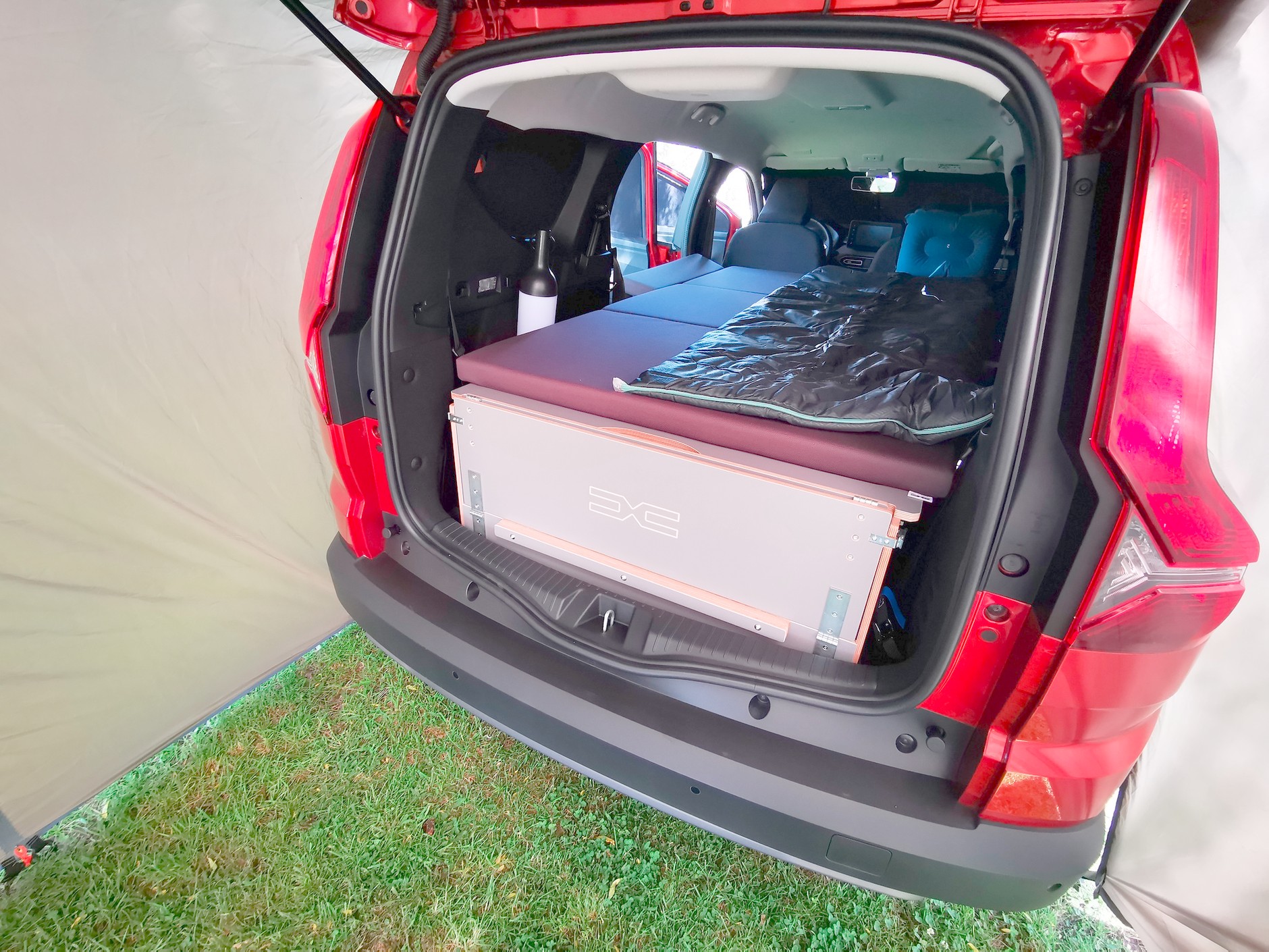 Dacia Jogger na biwaku: pakiet Sleep z zewnątrz