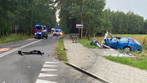 Świadkowie nie chcieli pomóc ofiarom wypadku. Zmusiła ich do tego jedna osoba 
