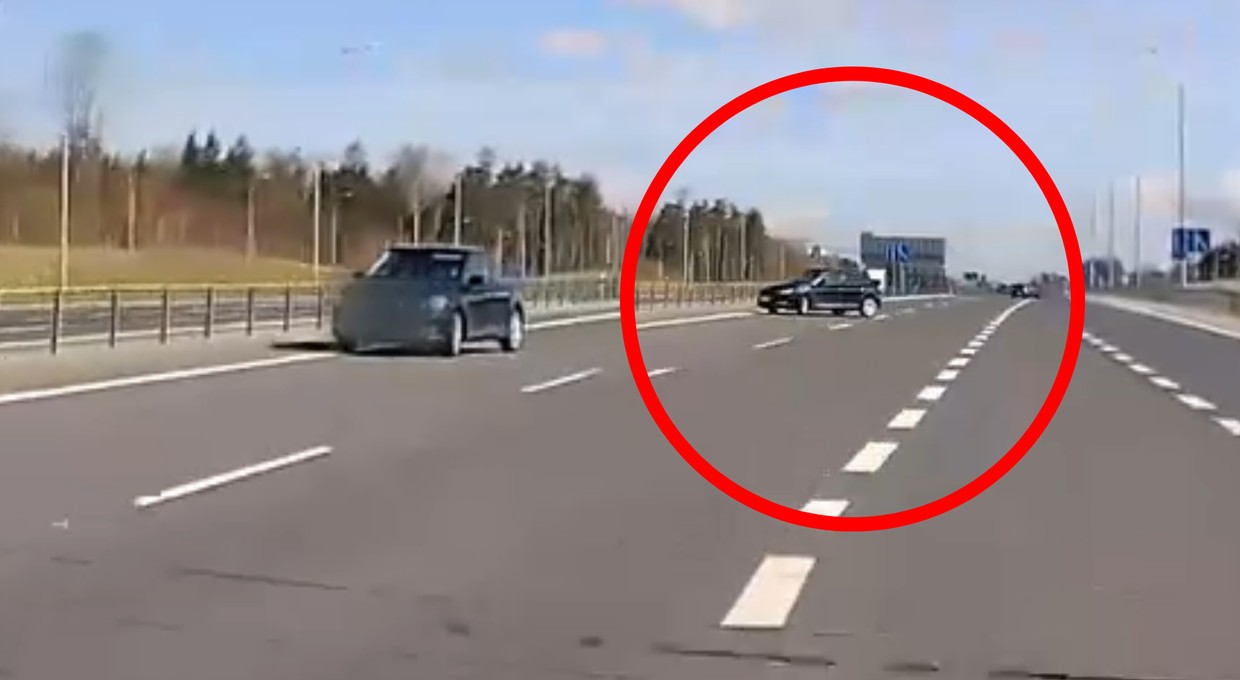 Nagle zdecydowała się na szokujący manewr. Zawróciła na środku drogi [WIDEO]