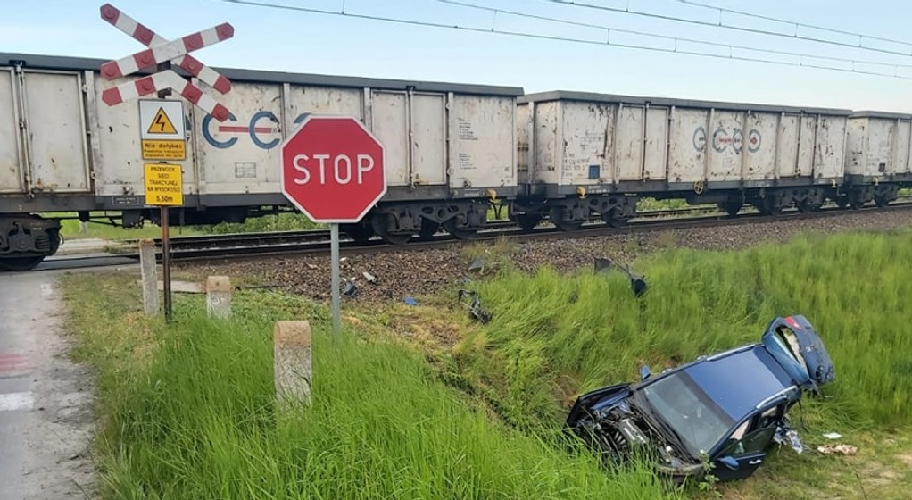 Kierowca Hondy wjechał pod nadjeżdżający pociąg. To cud, że nic mu się nie stało