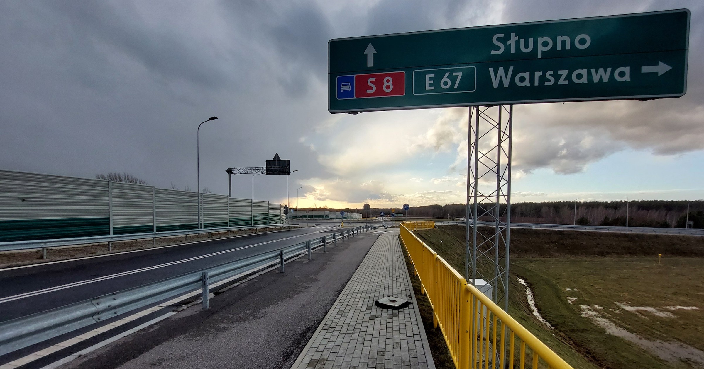 Zdemolowany i rozkradziony węzeł na trasie S8