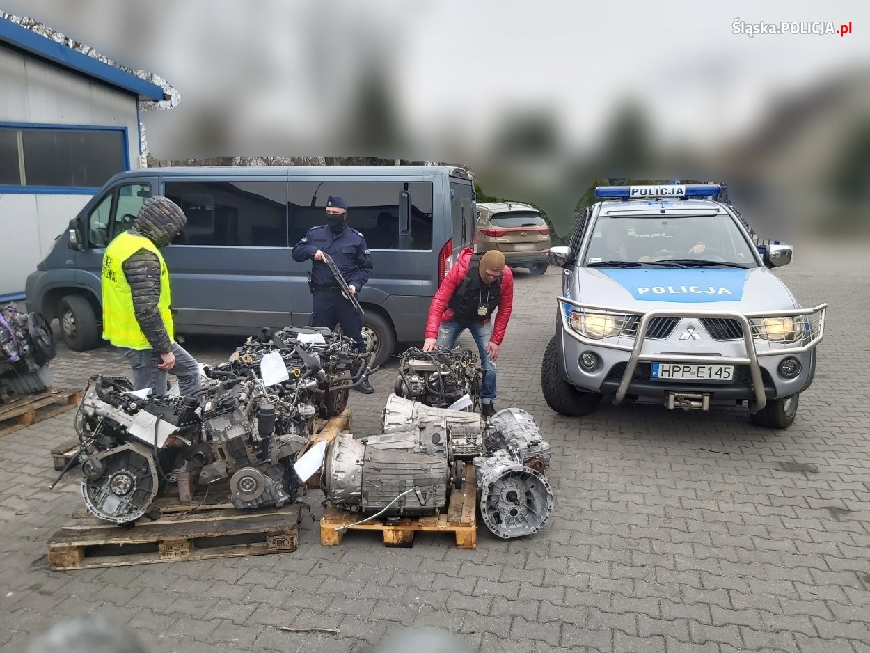 Policja odzyskała części ze skradzionych aut