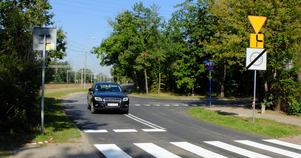 Skrzyżowanie z „pierwszeństwem łamanym”: ten pojazd nie powinien sygnalizować opuszczania drogi z pierwszeństwem, gdyż przez skrzyżowanie przejechał na wprost