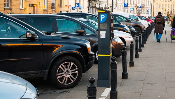 Zuchwała kradzież w centrum Warszawy. Zabrali z samochodu torbę z gotówką