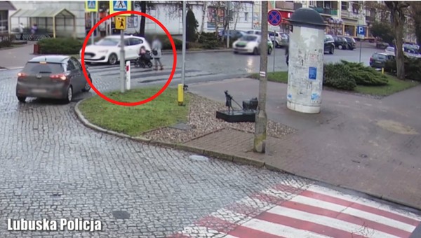 Kobieta z wózkiem była już na przejściu. Biały samochód nawet się nie zatrzymał [WIDEO]