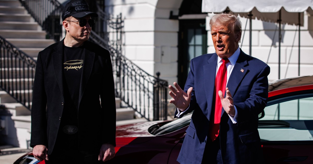 Elon Musk i Donald Trump przy Tesli, marzec 2025 r.