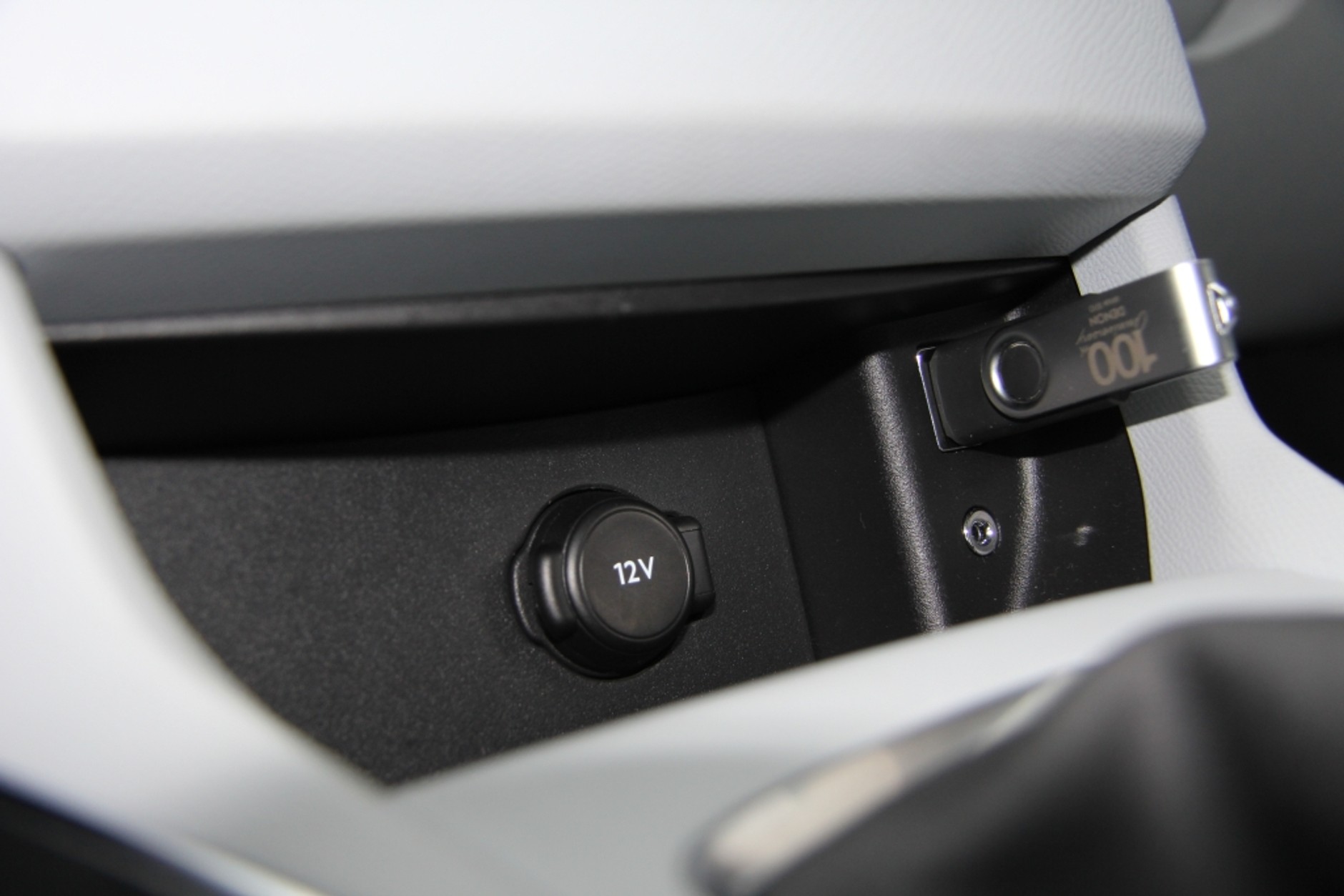 USB zapewnia zasilanie 0,5A, więc może służyć do naładowania baterii np. małej nawigacji.