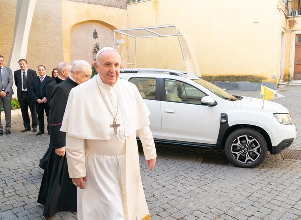 Dacia Duster - nowe oficjalne papamobile Papieża Franciszka