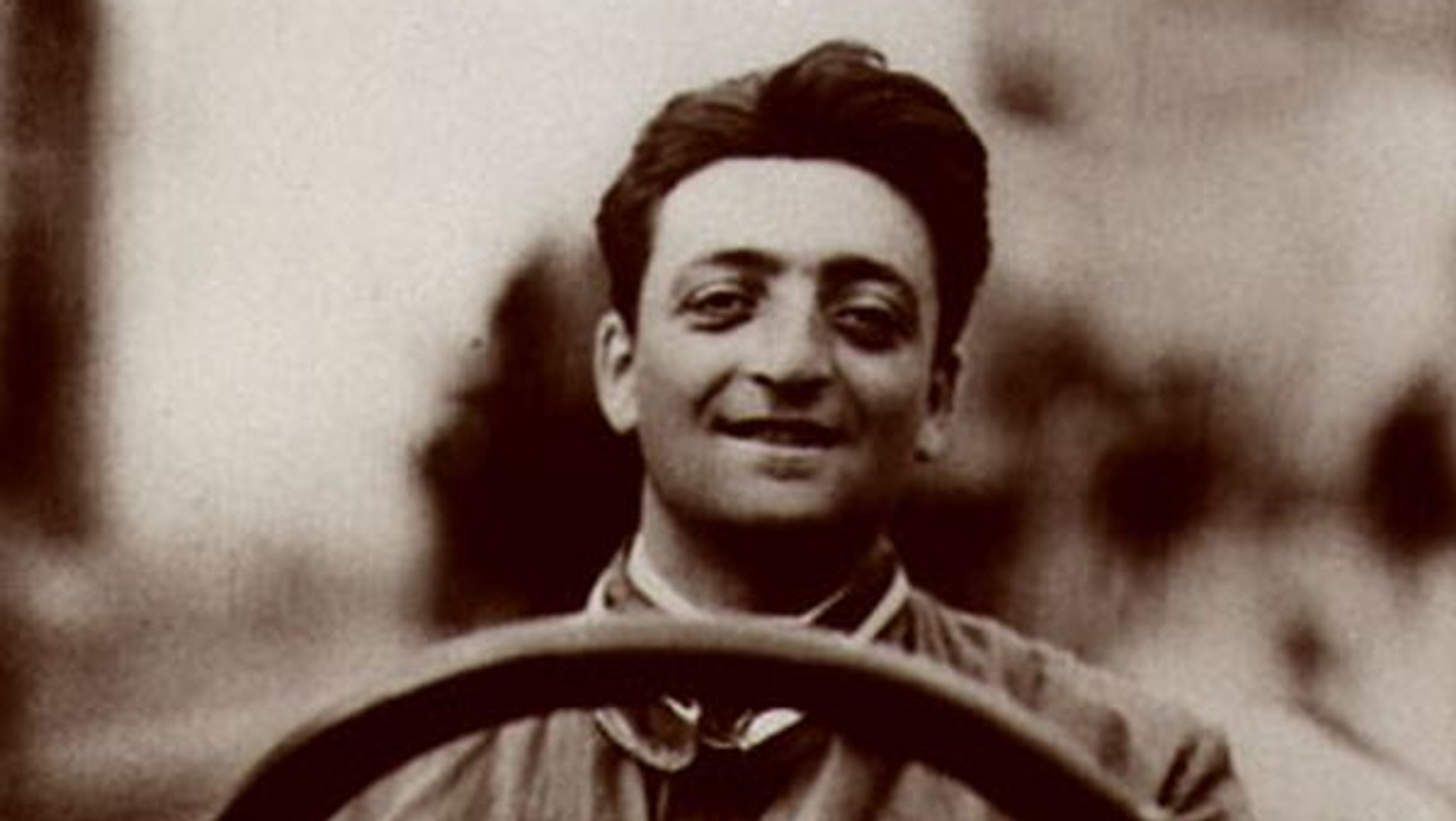 Enzo Ferrari jako kierowca wyścigowy, lata 30.  Startował w 47 wyścigach, 13 wygrał.
