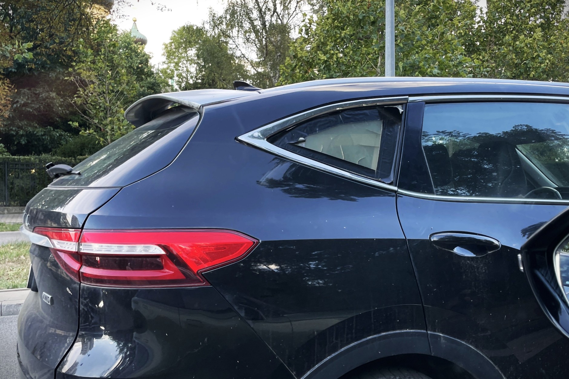 Chałupniczo "naprawione" boczne okienko w Havalu F7