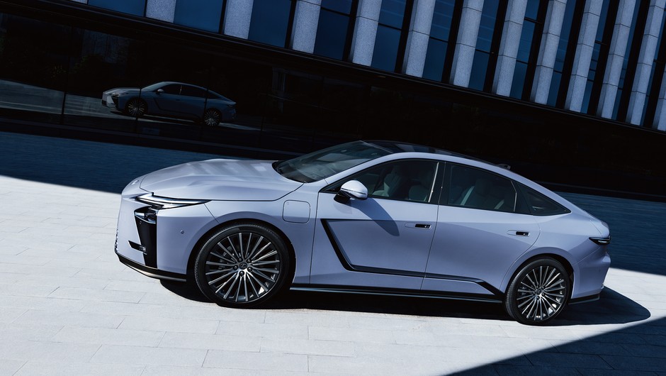 Lexus ES 2025