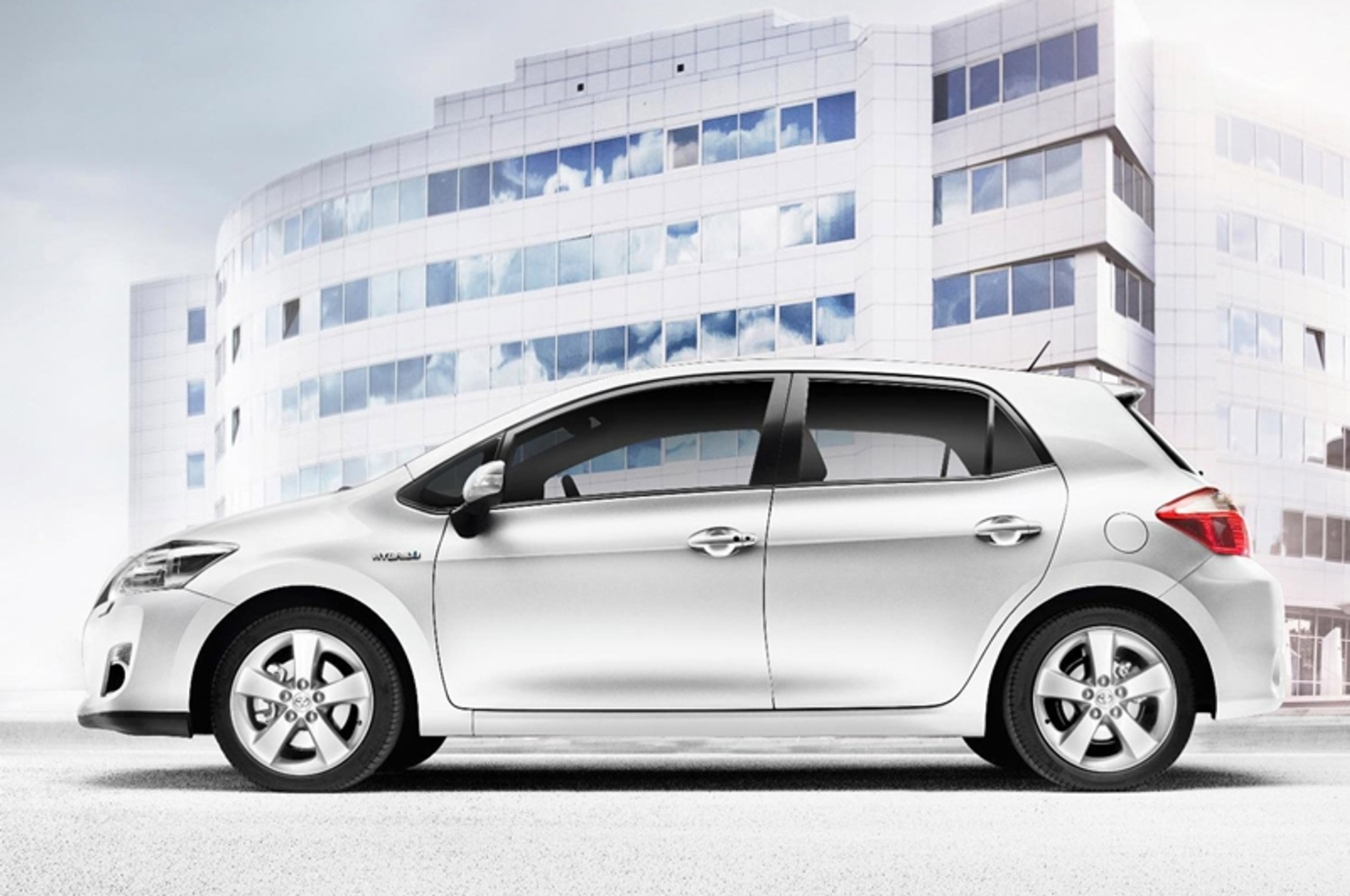 Toyota Auris HSD spala 3,8 l/100 km. Oby tylko potrafiła hamować