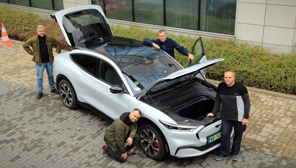 Ford Mustang Mach-E 98 kWh AWD pod czujnym okiem testujących