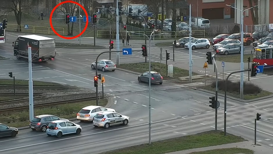 Samochód jadący na czerwonym świetle