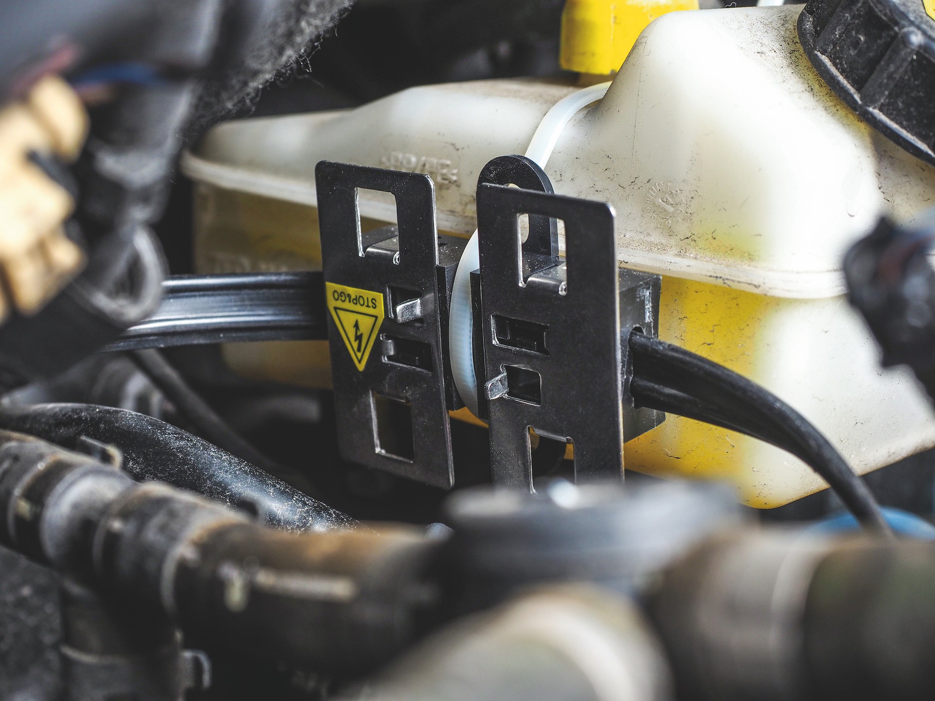 Umieszczone pod maską płytki, których dotknięcie powoduje niegroźne dla życia porażenie prądem.