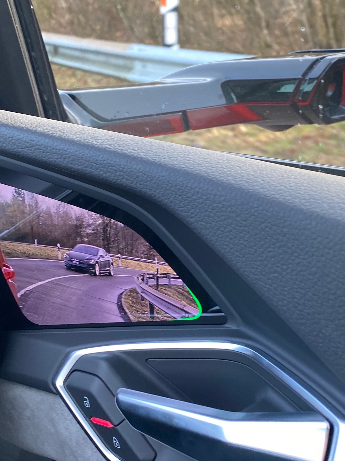 Najbliższa Tesla jest zawsze nieopodal: Szwajcarzy polubili się z amerykańskimi elektrykami. Zupełnie inaczej niż ja z wirtualnymi lusterkami e-trona