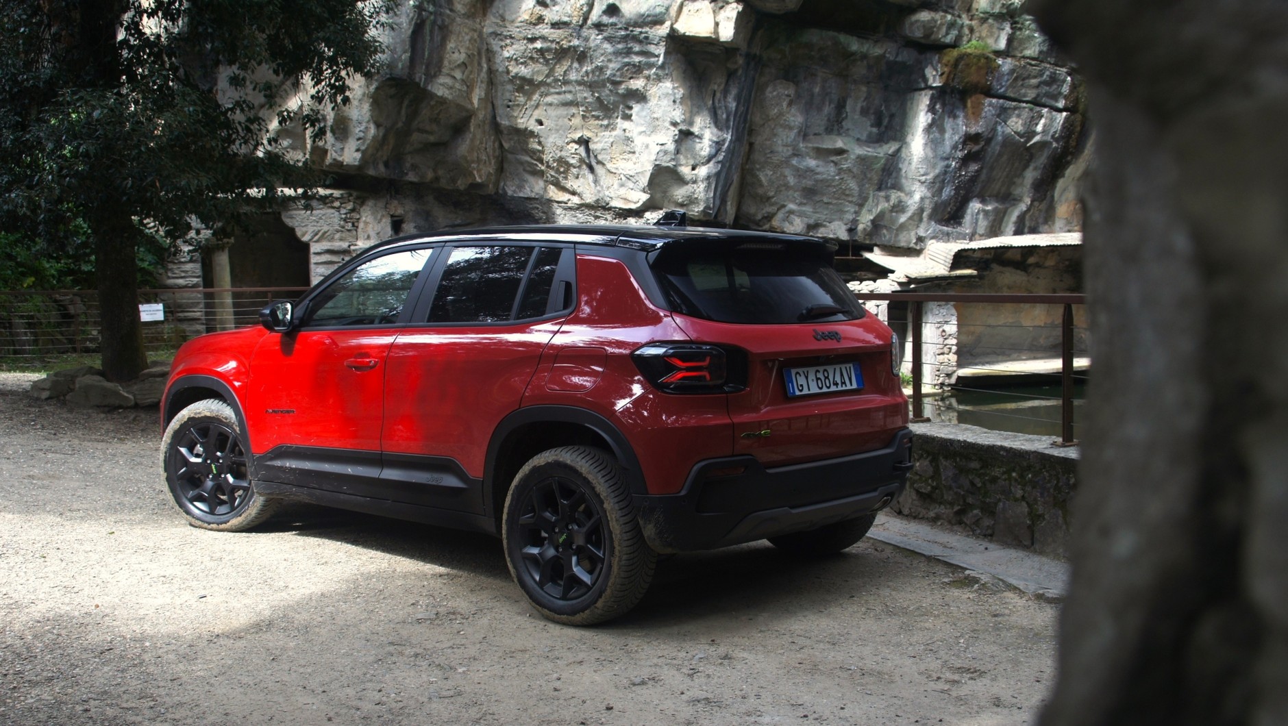 Jeep Avenger 4xe lubi odkrywać trudno dostępne miejsca