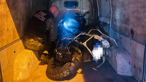 Straż Graniczna sprawdziła pakę busa. Kierowca wiózł "świeży" towar