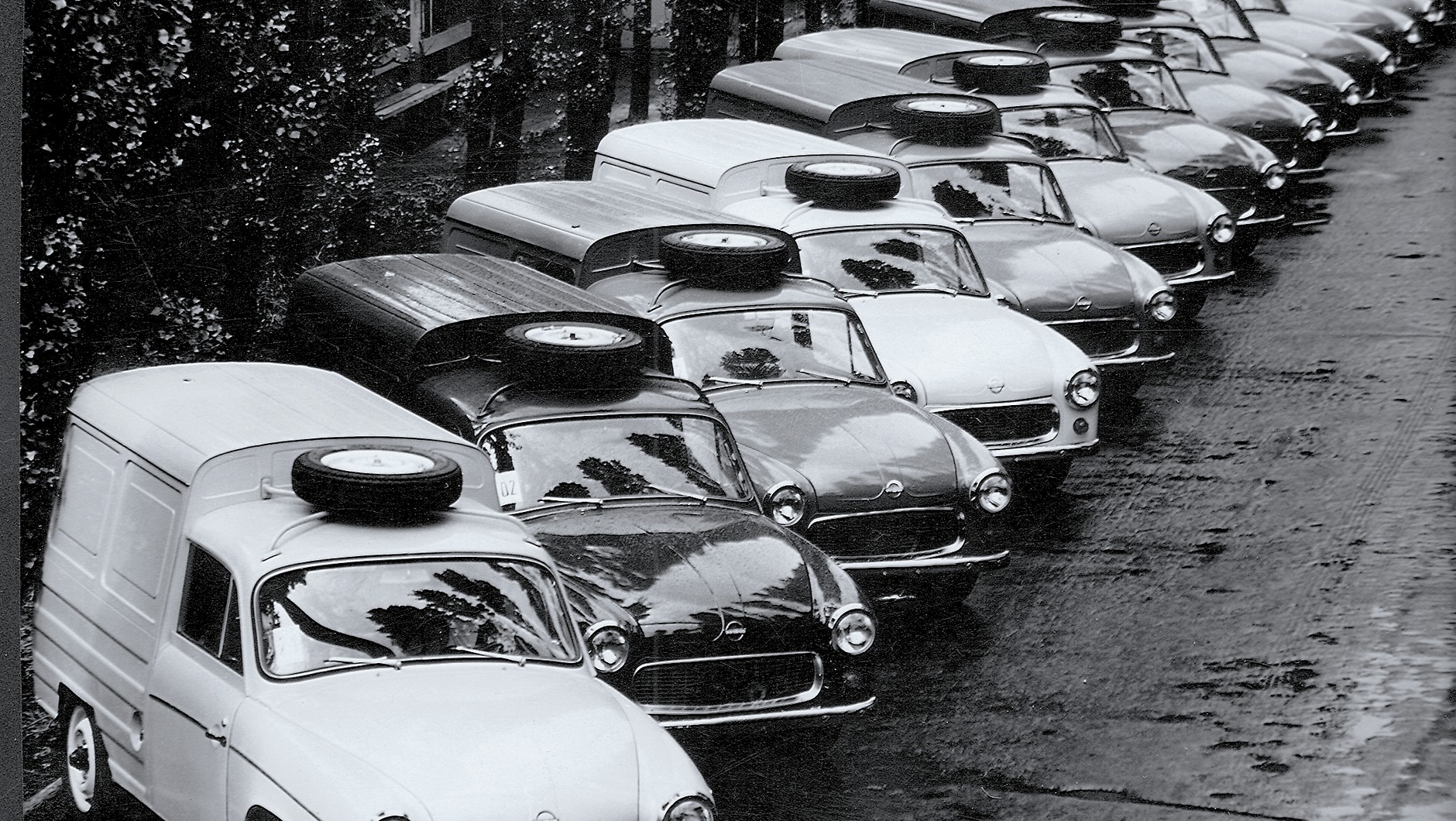 Zanim Syrena BOSTO (Bielski Pojazd Osobowo-Towarowy) weszła do produkcjiseryjnej, pierwsze egzemplarze zbudowano na modelu 104. Seryjne auto bazowało już na modelu 105.