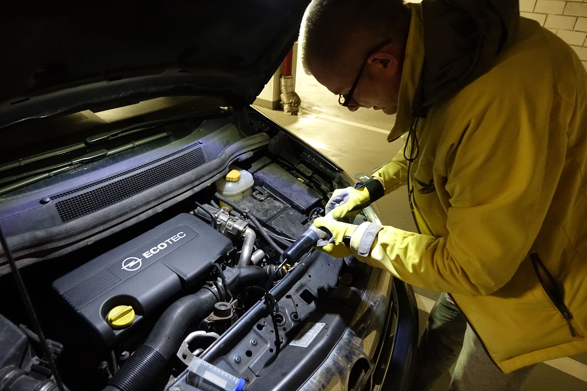 Olej silnikowy - co mówi jego kolor?