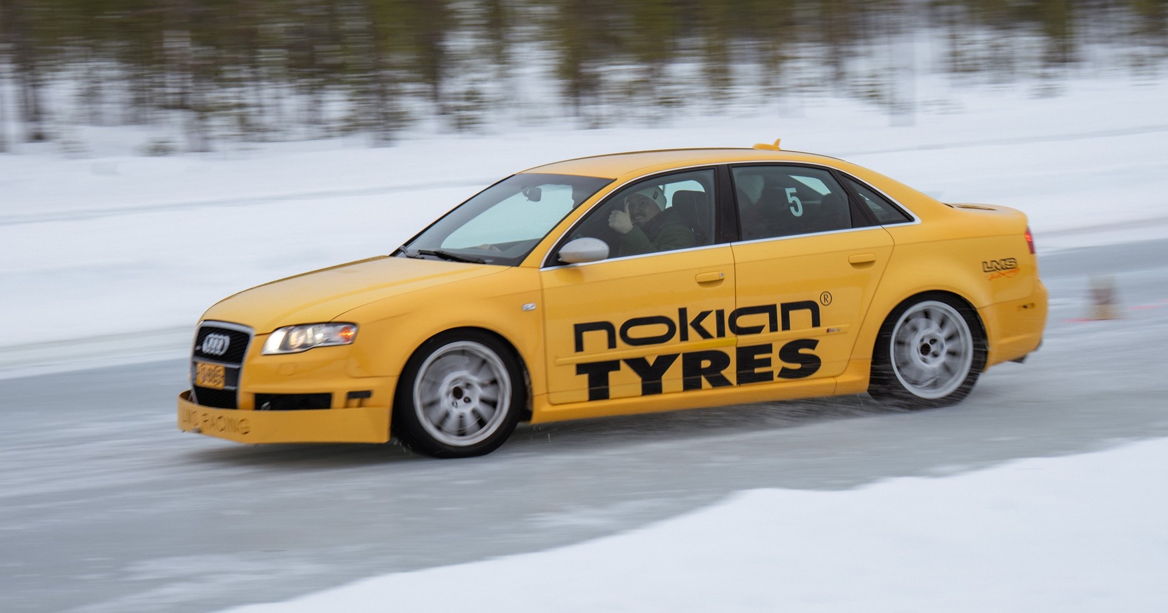 Jazda Audi RS4 z zamontowanymi oponami, które w Polsce są nielegalne