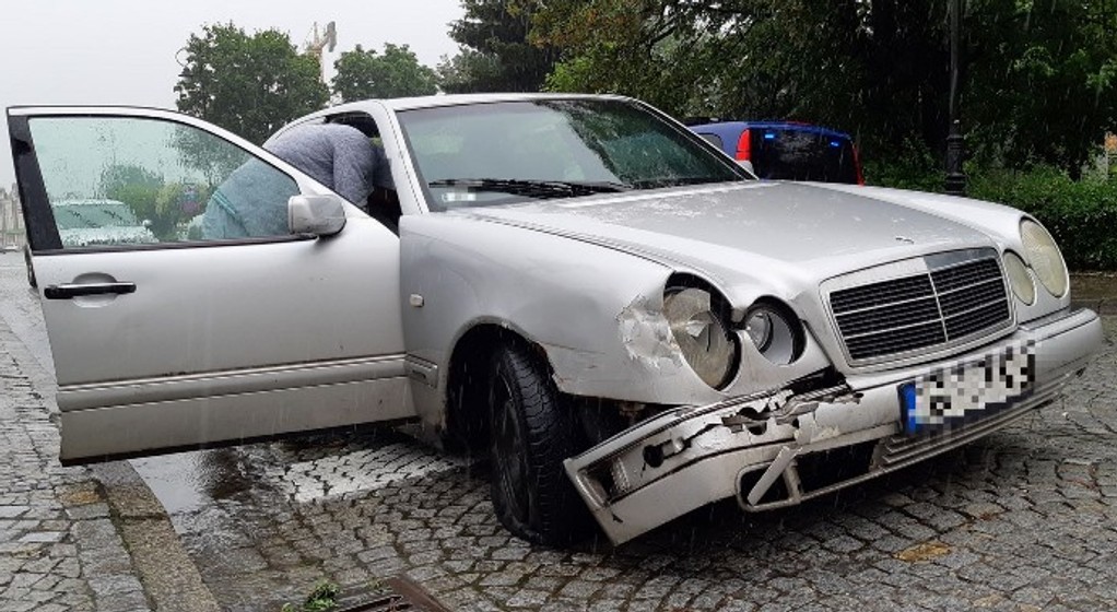 Jechał wrakiem na skup złomu