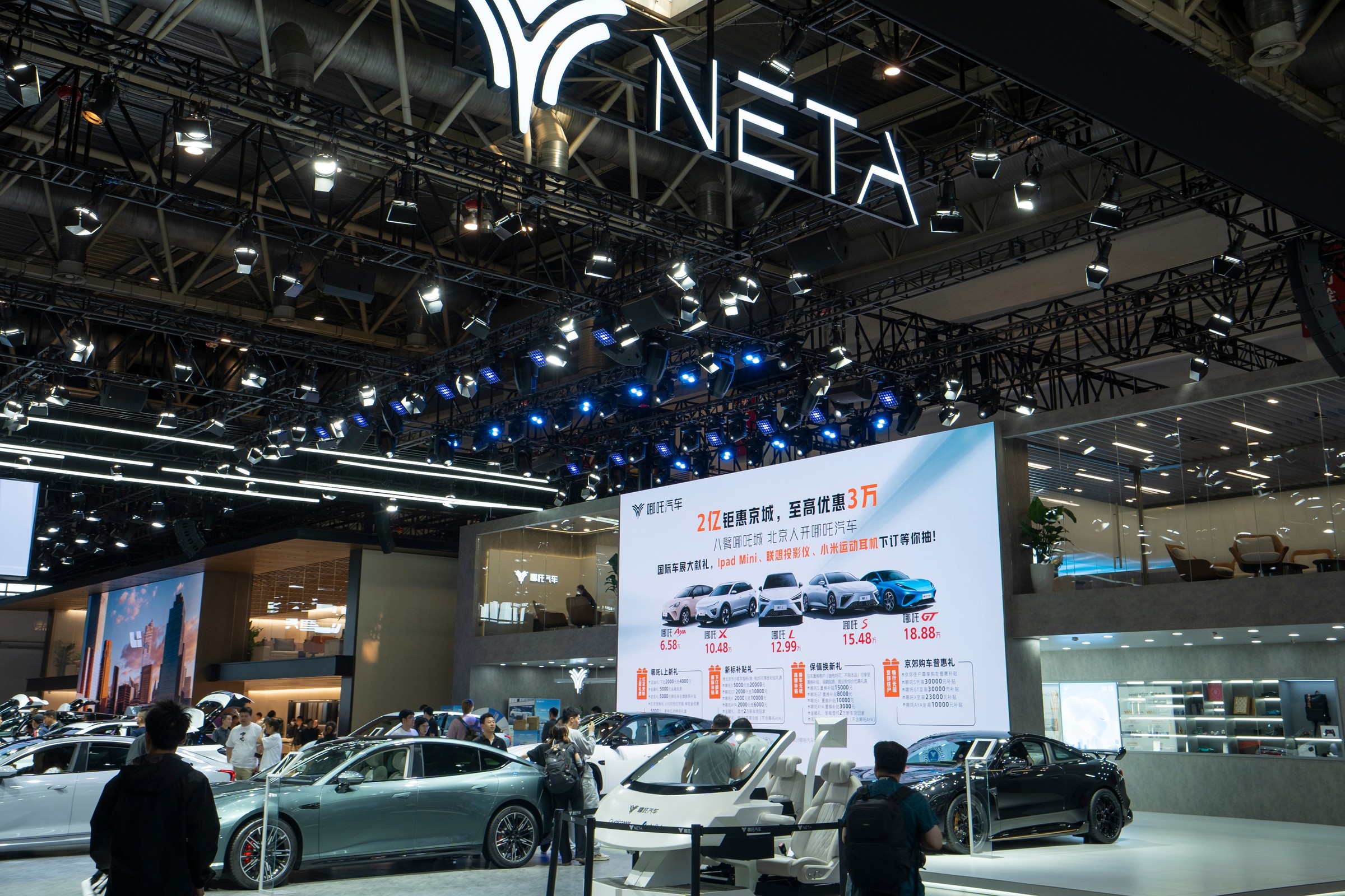 Niechciane auta schodzą za jedną czwartą ceny. Tak rozlewa się kryzys na rynku motoryzacyjnym w Chinach